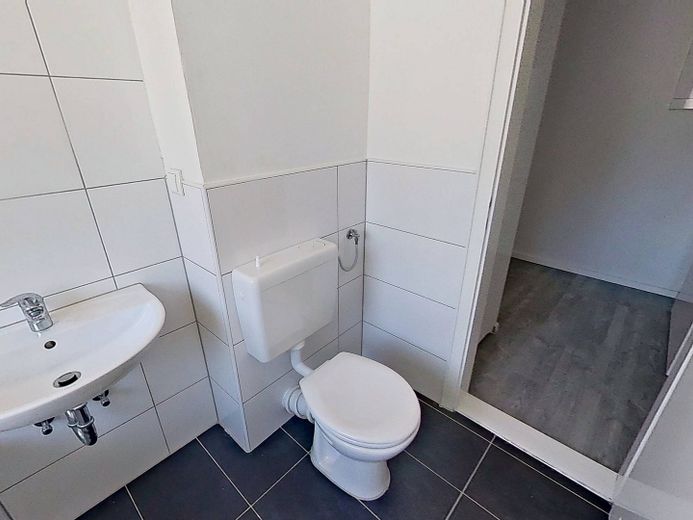 **FRISCH RENOVIERT** Helle 3-Zimmer-Wohnung mit BALKON und modernem Wannenbad – Ansicht II: Bad