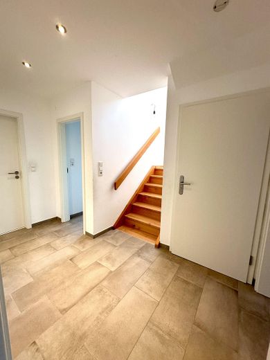 Hochwertig sanierte 4-Zimmer-Maisonette | 110 m² | 2 Bäder | Balkon | ruhige Lage an den Mainwiesen – Flur OG