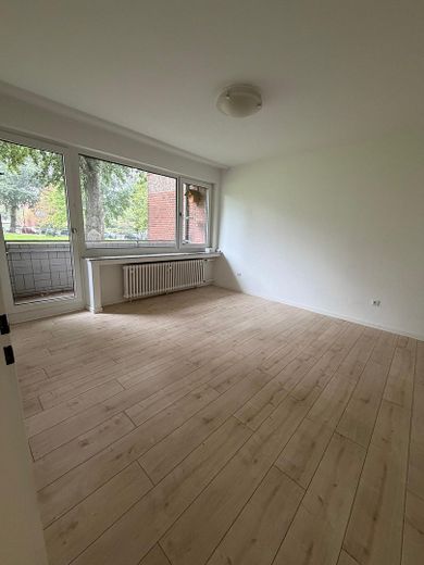 Sonnige Erdgeschosswohnung mit 2 Balkonen – Schlafzimmer 1