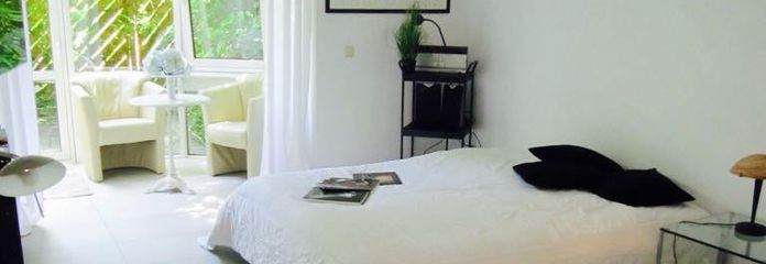 Möbliertes Terrassen-Apartment in ruhiger Wohnanlage – Wohn-/Schlafbereich