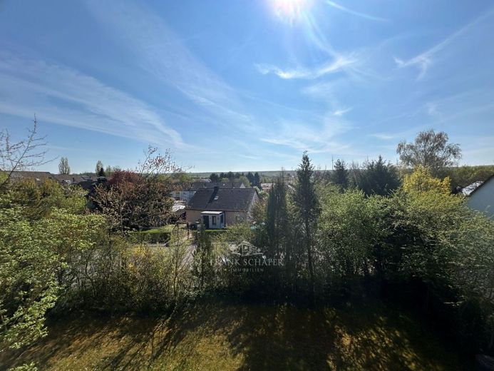 FRANK SCHÄFER IMMOBILIEN - EFH in Saulheimer Toplage: ca. 200m² Wfl. &amp; außergewöhnliches Grundstück – traumhafter Blick aus dem DG