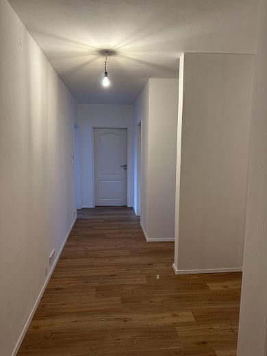 Exclusively modernized 3-room apartment with south-facing balcony, new bathroom & fitted kitchen – Foto 4