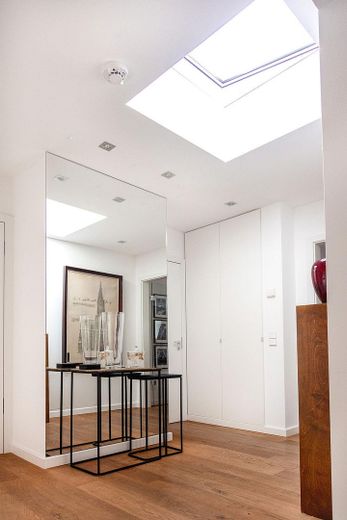 Wannsee'de geniş çatı terası, şömine ve Bulthaup mutfaklı, bol ışık alan çatı katı dairesi – Treppe zur Dachterrasse