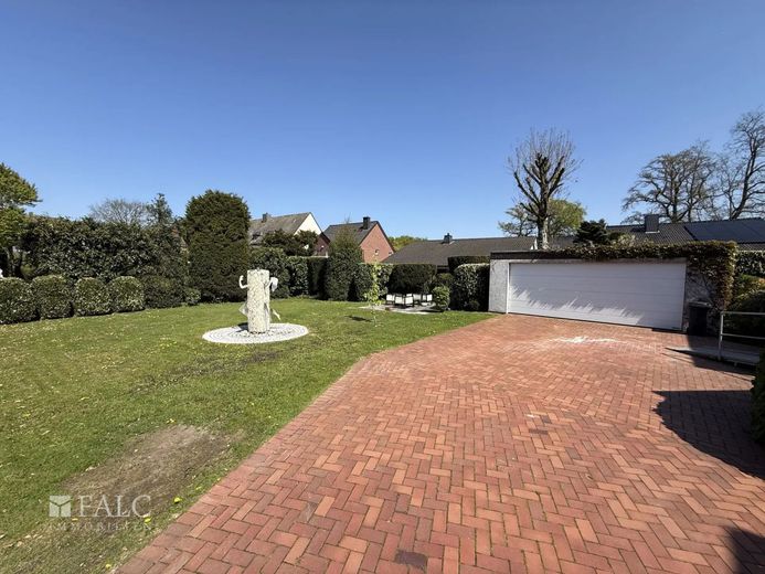 Großzügiges Zweifamilienhaus mit Einliegerhaus, 1.571 m² Grundstück – Garten / Bauplatz