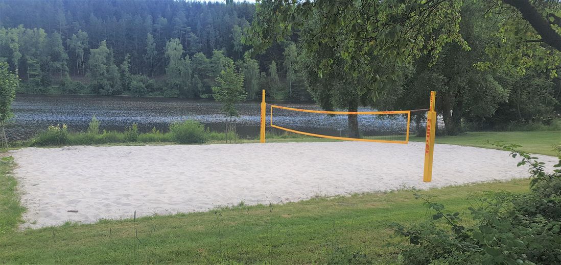 Göl kenarında lüks ev_ kütük ev_ tatil evi_ min. % 7 getiri – Strandwiese mit Volleyballplat