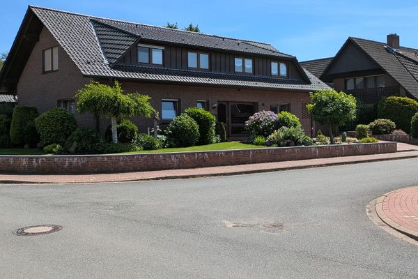 Großzügige 5-Zimmer-Wohnung mit Hausgefühl, 2 Balkonen, Doppelcarport & Garage