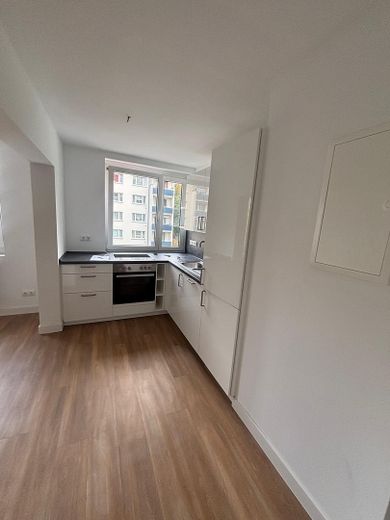 Helle, modernisierte 2-Zimmer-Wohnung mit Balkon und Einbauküche – Küche