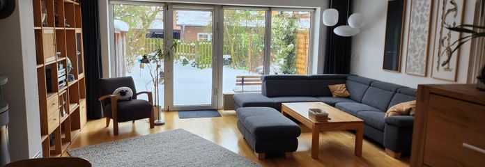 Wohnzimmer mit Gartenblick