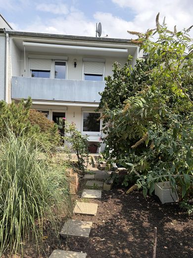Affascinante casa a schiera in posizione tranquilla con garage – Westansicht, Garten