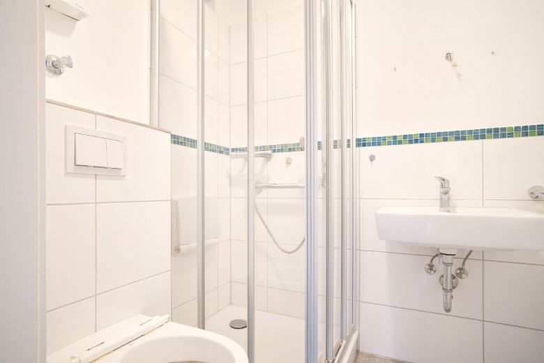 2 x  3-Zimmer-Wohnung im selben Gebäude, Wohnräume mit Laminatboden, helles Bad – 3403aaa3bce4aa4124a1eb1a2c086ccb5979925c.jpg