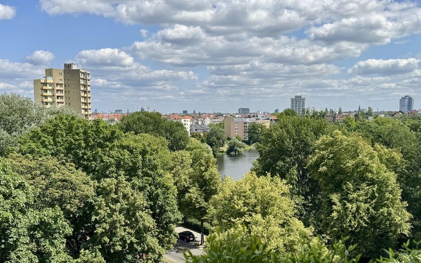 Lietzensee- und Weitblick – charmante, kompakte Wohnung mit Balkon – Ausblick vom Balkon