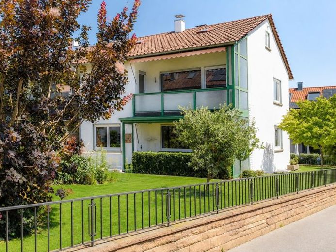 Casa a schiera di testa adatta alle famiglie con due unità abitative in posizione tranquilla a Zuffenhausen - diritto di superficie – Foto 1
