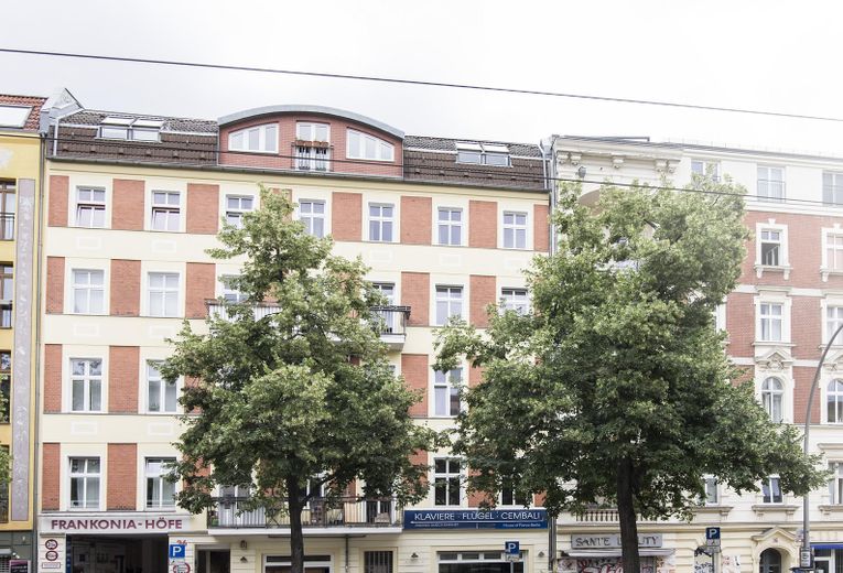 Exklusiver Altbau-Erstbezug zwischen Kollwitzkiez & Winsviertel | Stilvoll saniert | Provisionsfrei – Stilvolle Altbaufassade