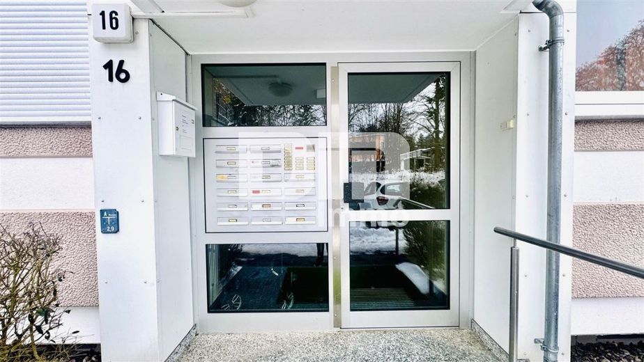 Gepflegte Dreizimmerwohnung mit Loggia in idyllischer Ortsrandlage /Campusnähe – Haupteingang