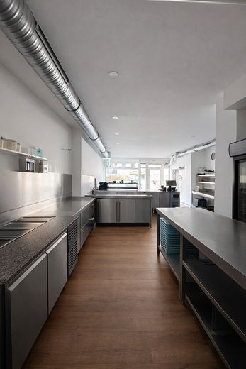 Etabliertes Sushi-Konzept mit Stammkundschaft in Frankfurt – inkl. 2-Zimmer-Wohnung – Vordere Küche