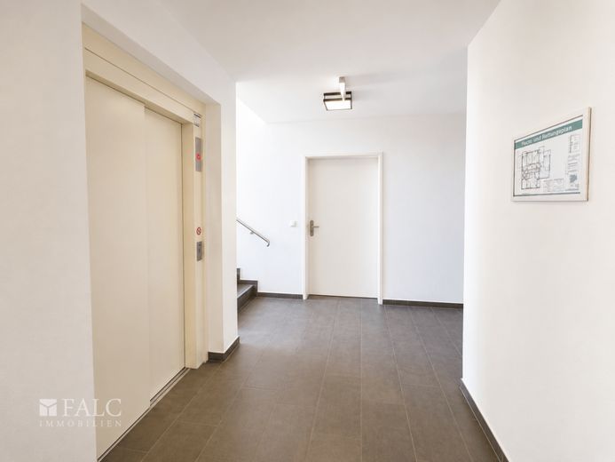 Barrierefrei wohnen mit Sicherheit - Moderne 2 Zimmerwohnung mit Aufzug, Balkon und Pflegeangebot – Eingangsbereich zu der Wohnung