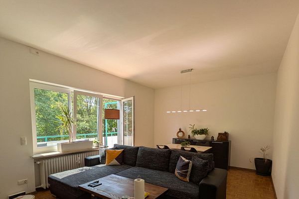 3-room apartment in Alt-Moosach, 3 minutes to the U3, surrounded by greenery with plenty of sunshine. No commission!