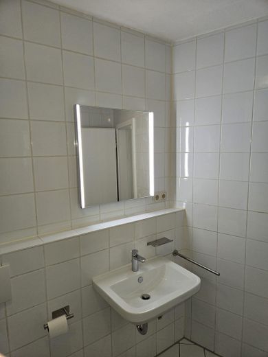 Freie, helle 2-Zimmer-Wohnung mit neuer Einbauküche und kleinem Wintergarten – Bad