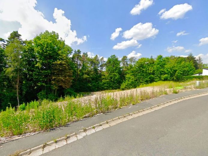 3 erschlossene Baugrundstücke mit Fernblick, Hanglage und Bauvorbescheid für Mehrfamilienhäuser – Foto 1