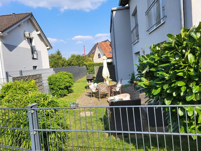 Terasse und Garten seitlich