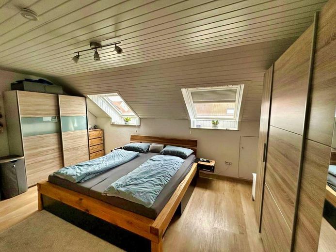 2 Zimmer- Dachgeschoss- Wohnung in schöner Wohnlage in Neu-Ulm / Pfuhl – Helles Schlafzimmer