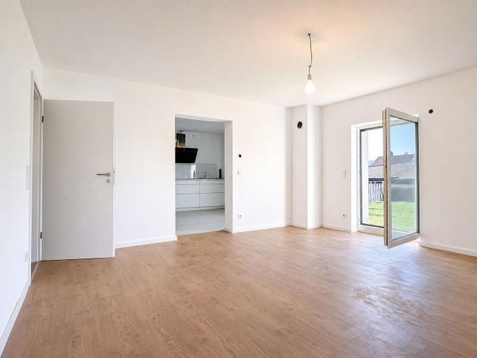 Sonnige 5-Zimmer-Wohnung mit XXL-Terrasse an der Stadtgrenze Landshut – Wohn- und Essbereich