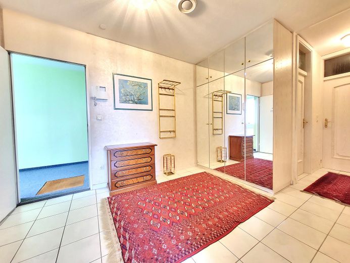 Bogenhausen 15° piano appartamento di 3 locali con vista sulle Alpi e piscina sul rooftop – vendita privata! – Flur