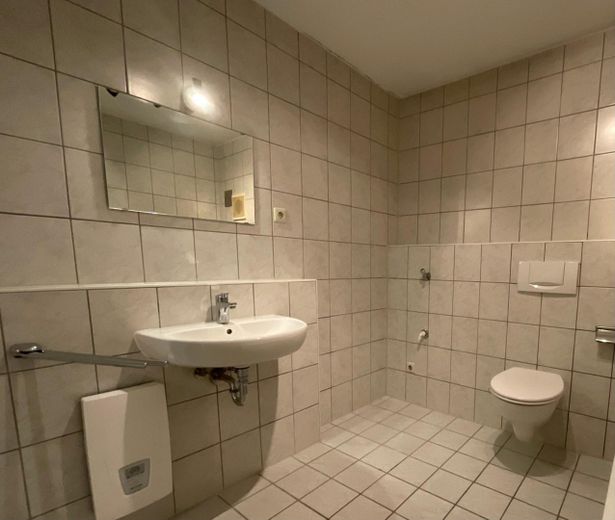 Gemütliche Dachgeschosswohnung in Mühlhausen zur Vermietung – Bad 