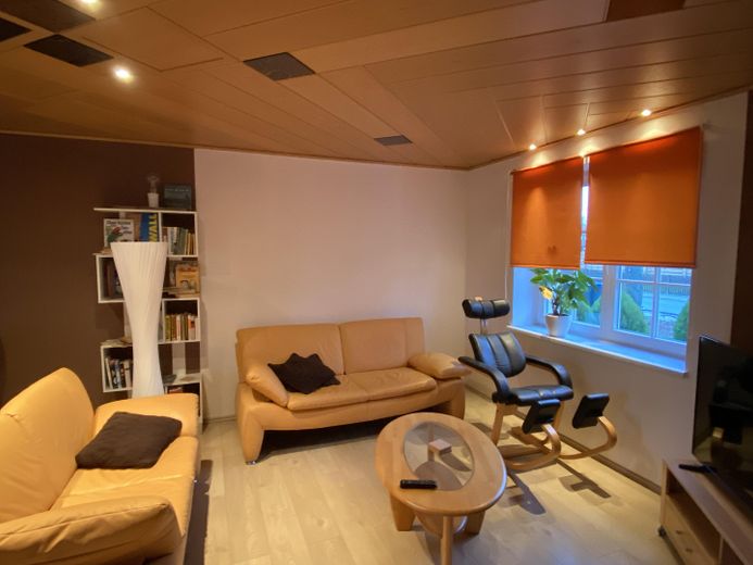 hochwertig saniertes Reihenhaus mit EBK, Wintergarten, provisionsfrei – Wohnzimmer