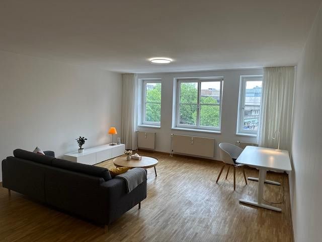 Wohnzimmer mit Arbeitsplatz