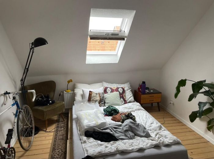 Renovierte 2-Zimmer-Altbauwohnung im Dachgeschoss – nahe Leibniz Universität & Welfengarten – Schlafzimmer