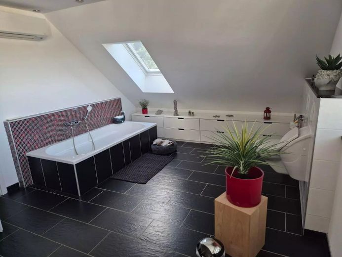 Traumhaus mit Einliegerwohnung in Saabrücken, Pool, Sauna, Klima .... – Bad Haupthaus