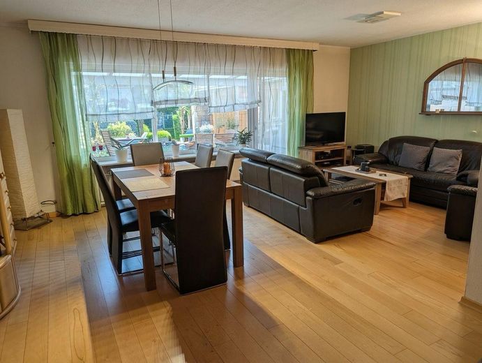 Özel: Urmitz'de ikiz evin yarısı, 7 oda, 2 banyo, garaj, bahçe – Wohnbereich