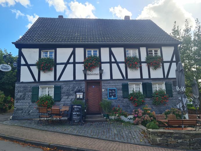 Historisches Fachwerk-Ensemble (Haupthaus + Nebengebäude + 2 Garagen) – Frontansicht Haupthaus