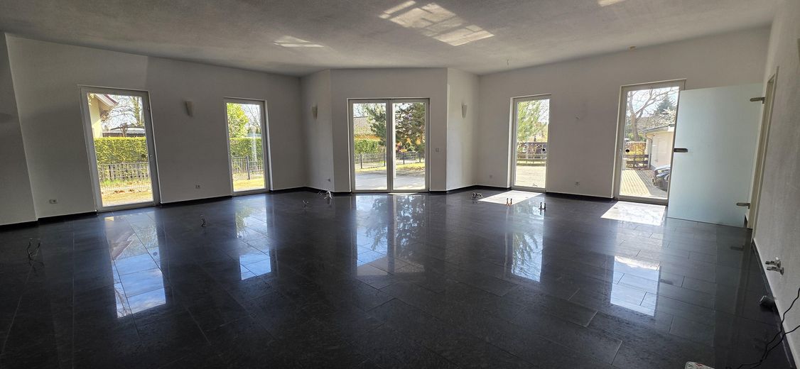 Casa residenziale e commerciale rappresentativa, non affittata, su terreno di 948 m² – Raum 1 EG