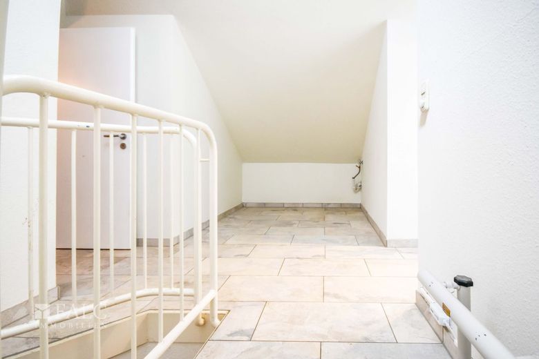 Stilvolle Maisonette mit Balkon, TG-Stellplatz &amp; Aufzug – Flur - obere Ebene (aktueller Zustand)