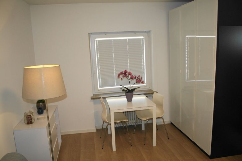 Ruhiges modern, möbliertes Appartement nähe Ostbahnhof – Kleiner Esstisch