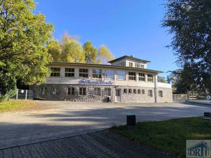 Einzigartiges Gewerbeobjekt mit Gastrofläche
Denkmalgeschützt und in Top-Lage am Freibad – Foto 1
