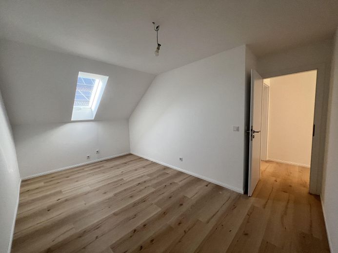 Moderne 4 Zimmer DG Wohnung mit Garten in ruhigem gehobenen Wohngebiet – SZ3