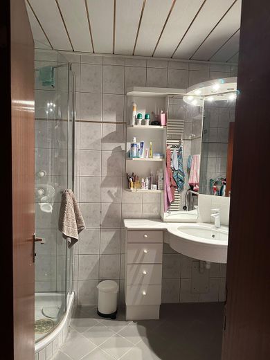 Kapitalanlage: vermietete 3,5-Zi.-Wohnung, 94 m², TG, 4,36 % Rendite – Bad / Dusche