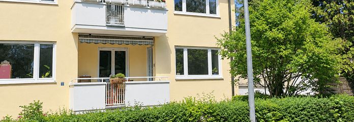 Appartement calme de 4 pièces situé dans un emplacement privilégié de Munich-Großhadern avec loggia exposée au sud – Vorderansicht