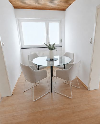 Heller Flur mit Essbereich