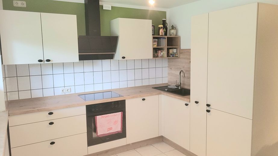 Charmante, renovierte 2-Zimmer-Wohnung mit hochwertiger Einbauküche – Foto 1