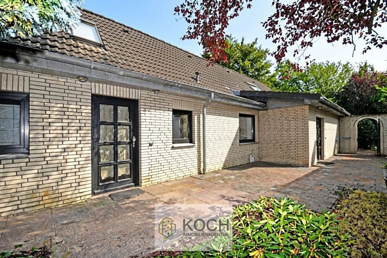 Großes Einfamilienhaus mit zusätzlichem Anbau in Schiffdorf! – Ansicht