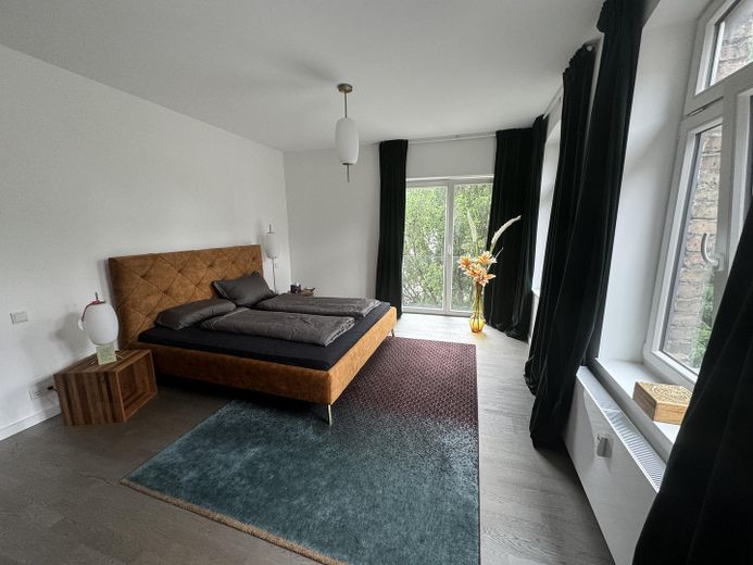 -PROVISIONSFREI- Kernsanierte Altbauwohnung im 2.OG, Denkmal, Wohnküche, Parkett – Schlafzimmer