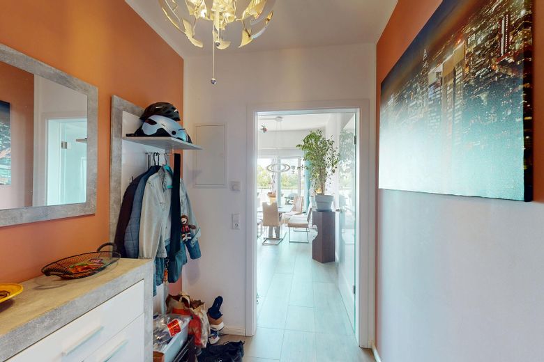 Wyjątkowy czteropokojowy apartament typu penthouse z windą i tarasem we Frankfurcie nad Menem – Eingang Wohnbereich