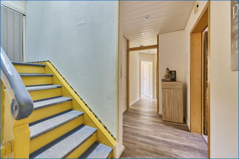 Charmantes Einfamilienhaus mit idyllischem Garten - technisch modernisiert! – Treppenaufgang