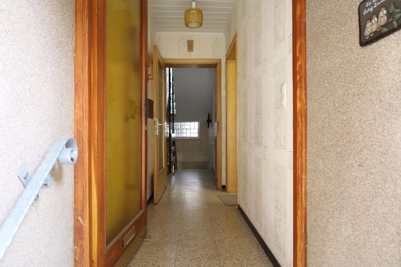 139 qm | 7 Zimmer | 2 Balkone | Reihenendhaus für 125.000 € – Eingangsbereich/Hausflur