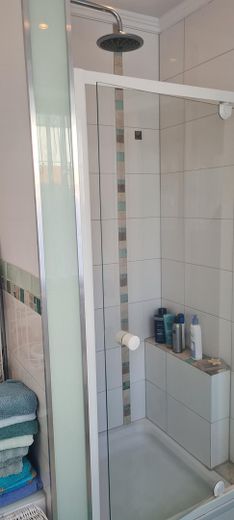 Großzügiges Architektenhaus mit Einliegerwohnung auf traumhaft angelegtem Grundstück – Bad en Suite