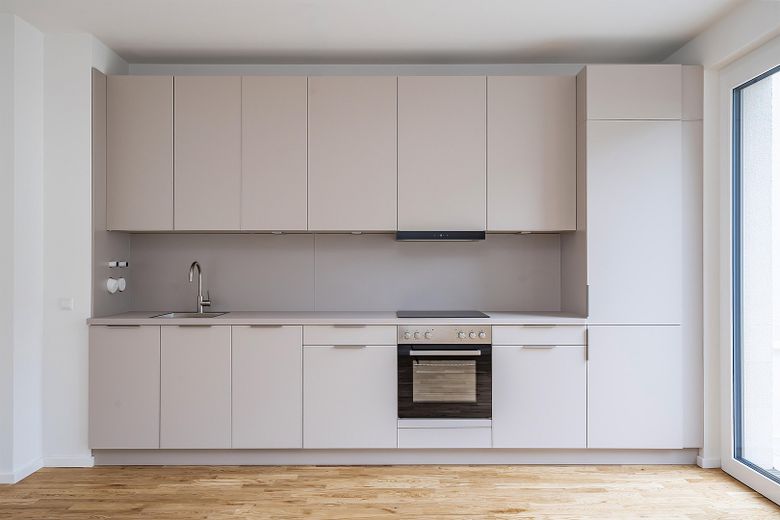 Helle 2-Zimmer-Wohnung mit Balkon und Einbauküche – Foto 2